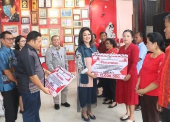 Ketua TP PKK Taput Satika Simamora, SE,MM  didampingi Kepala BKPSDM Benjamin Nababan,SPd,MM dan Sekdis Diknas Tagor Marbun,SPd,MM saat menyerahkan bantuan pendidikan non akademik  bagi 5 mahasiswa ikatan dinas Kementerian Perhubungan, Kamis (23/11/2023). (IST)