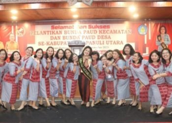 Tampak para Bunda PAUD Kecamatan dan Bunda Desa/Kelurahan se Taput foto bersama dengan Bunda Taput Satika Simamora, SE, MM. (IST)