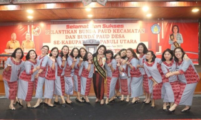 Tampak para Bunda PAUD Kecamatan dan Bunda Desa/Kelurahan se Taput foto bersama dengan Bunda Taput Satika Simamora, SE, MM. (IST)