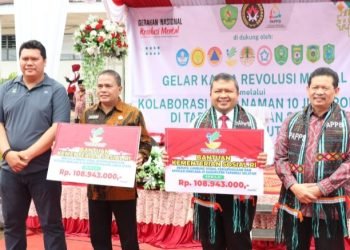 Bupati Tapsel saat menerima bantuan dari Mensos pada Gelar Karya Revolusi Mental melalui Kolaborasi Penanaman 10 Juta Pohon di Tapanuli Bagian Selatan (Tabagsel), yang digelar di Ponpes Muhammadiyah Ahmad Dahlan, Desa Kampung Setia, Kelurahan Baringin, Kecamatan Sipirok (23/11). (IST)