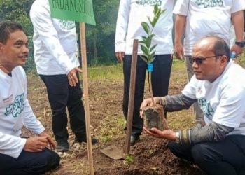 Pj.Wali Kota Padangsidimpuan Letnan Dalimunte didampingi Kadis Pertanian Edy Darwan. (IST)