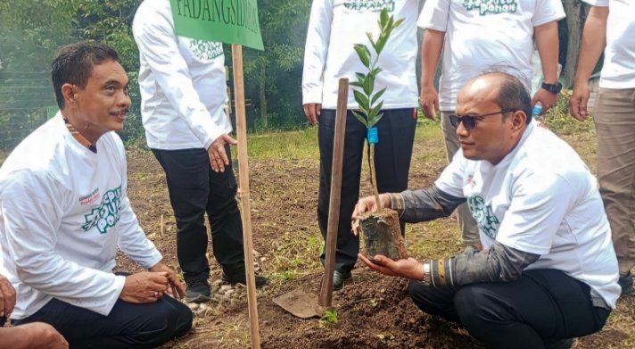 Pj.Wali Kota Padangsidimpuan Letnan Dalimunte didampingi Kadis Pertanian Edy Darwan. (IST)