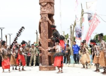 Peresmian Totem dunia di Waterfront City Pangururan. (Suriono Brandoi)