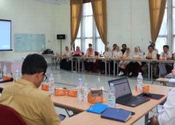 Bunda PAUD Tapsel, Rosalina Dolly Pasaribu saat menghadiri rapat koordinasi program merdeka belajar bersama Balai Penjaminan Mutu Pendidikan (BPMP) Provinsi Sumatera Utara di Aula Kantor BPMP Sumut, Medan (27/11). (IST)
