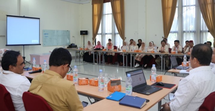 Bunda PAUD Tapsel, Rosalina Dolly Pasaribu saat menghadiri rapat koordinasi program merdeka belajar bersama Balai Penjaminan Mutu Pendidikan (BPMP) Provinsi Sumatera Utara di Aula Kantor BPMP Sumut, Medan (27/11). (IST)