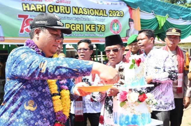 Peringatan Hari Guru di Kabupaten Samosir. (Suriono Brandoi)