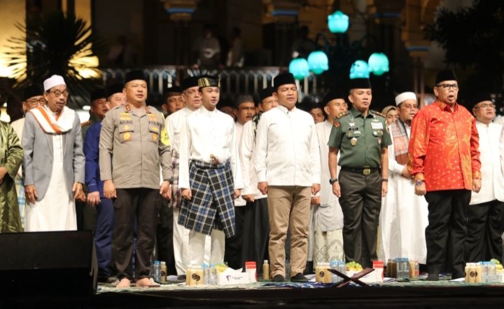 Penjabat (Pj) Gubernur Sumatera Utara (Sumut) Hassanudin menghadiri Deklarasi Pemilu Damai Lintas Agama, Etnis, Etnis Budaya dan Rotibul Haddad yang diselenggarakan oleh Kepolisian Daerah Sumut di Halaman Istana Maimun Jalan Brigjend. Katamso Kota Medan, Senin (27/11) malam. (Diskominfo Sumut)