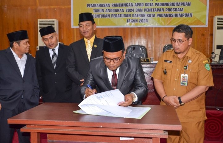 Pj.Wali Kota Padangsidimpuan saat menandatangani berita acara RAPBD tahun 2024. (IST)