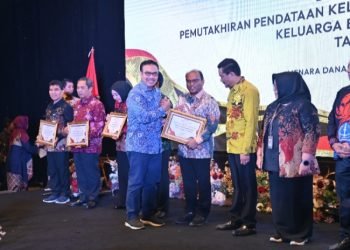Pj. Wali Kota Padangsidimpuan Letnan Dalimunthe saat menerima penghargaàan PK-23 dari Badan Kependudukan dan Keluarga Berencana Nasional (BKKBN) Pusat. (IST)