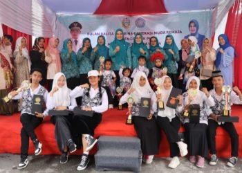 Ketua TP PKK Tapsel, Rosalina Dolly Pasaribu foto bersama dengan penerima penghargaan pada perlombaan bulan balita sehat dan bina generasi muda remaja, Selasa (28/11), di Kantor TP PKK Provinsi Sumatera Utara (Sumut), Jalan Cik Ditiro, Medan. (IST)