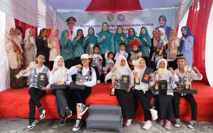 Ketua TP PKK Tapsel, Rosalina Dolly Pasaribu foto bersama dengan penerima penghargaan pada perlombaan bulan balita sehat dan bina generasi muda remaja, Selasa (28/11), di Kantor TP PKK Provinsi Sumatera Utara (Sumut), Jalan Cik Ditiro, Medan. (IST)
