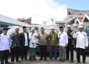 Bupati  Tapsel Dolly Pasaribu foto bersama dengan ketua Ormas Islam yang menerima bantuan kendaraan. (IST)