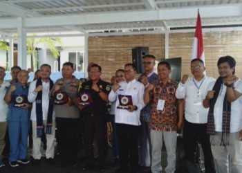 Di sela sela pelaksanaan UKW Bupati Toba Poltak Sitorus dan Ketua PWI Sumut Farianda Putra Sinik foto bersama dengan peserta. (IST)