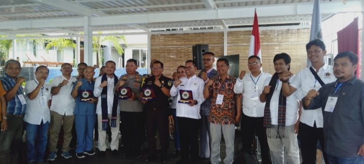 Di sela sela pelaksanaan UKW Bupati Toba Poltak Sitorus dan Ketua PWI Sumut Farianda Putra Sinik foto bersama dengan peserta. (IST)