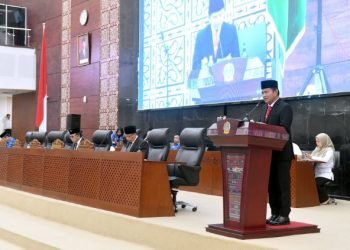 Pj. Gubernur Sumut Hassanudin menghadiri Rapat Paripurna DPRD Sumut dengan agenda Pengambilan Keputusan Bersama antara DPRD Sumut dan Gubernur Sumut terhadap Ranperda tentang Pajak dan Retribusi Daerah di Ruang Rapat Paripurna DPRD Sumut, Jalan Imam Bonjol, Medan, Rabu (29/11/2023). (Diskominfo Sumut)