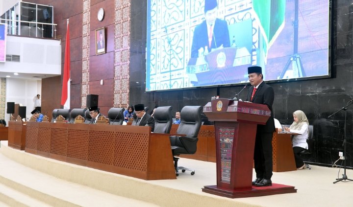 Pj. Gubernur Sumut Hassanudin menghadiri Rapat Paripurna DPRD Sumut dengan agenda Pengambilan Keputusan Bersama antara DPRD Sumut dan Gubernur Sumut terhadap Ranperda tentang Pajak dan Retribusi Daerah di Ruang Rapat Paripurna DPRD Sumut, Jalan Imam Bonjol, Medan, Rabu (29/11/2023). (Diskominfo Sumut)