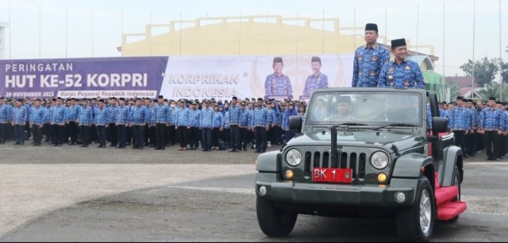 Penjabat (Pj) Gubernur Sumatera Utara (Sumut) Hassanudin menjadi inspektur upacara Hari Ulang Tahun (HUT) Ke-52 Korps Pegawai Republik Indonesia (KORPRI) tahun 2023, di Lapangan Astaka Jalan Williem Iskandar/ Jalan Pancing, Deliserdang, Rabu (29/11). (Diskominfo Sumut)