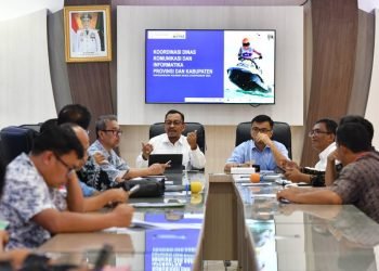 Kepala Dinas Komunikasi & Informatika (Kominfo) Provinsi Sumatera Utara (sumut) Ilyas Sitorus didampingi Sekretaris Dinas Kominfo Sumut Achmad Yazid Matondang memimpin rapat koordinas persiapan acara Aquabike Jetski World Championship bersama para Kepala Dinas Kominfo Kabupaten sekitar Danau Toba, di Aula Transparansi Kominfo Sumut, jalan H.M. Said No 27, Medan, Kamis (09/11). (Diskominfo Sumut)