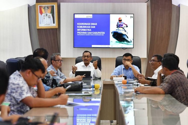 Kepala Dinas Komunikasi & Informatika (Kominfo) Provinsi Sumatera Utara (sumut) Ilyas Sitorus didampingi Sekretaris Dinas Kominfo Sumut Achmad Yazid Matondang memimpin rapat koordinas persiapan acara Aquabike Jetski World Championship bersama para Kepala Dinas Kominfo Kabupaten sekitar Danau Toba, di Aula Transparansi Kominfo Sumut, jalan H.M. Said No 27, Medan, Kamis (09/11). (Diskominfo Sumut)