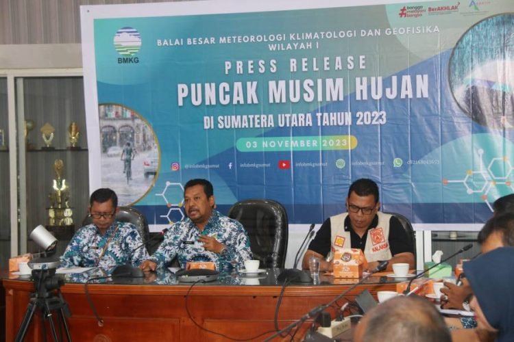 Penjabat (Pj) Gubernur Sumatera Utara (Sumut) Hassanudin diwakili Kepala Badan Penanggulangan Bencana Daerah (BPBD) Sumut Tuahta Ramajaya Saragih saat koordinasi antarinstansi dalam menghadapi puncak musim hujan di Sumut di ruang rapat utama Kantor Balai Besar Meteorologi Klimatologi dan Geofisika Wilayah I Medan, Jalan Ngumban Surbakti Nomor 15 Medan, Jumat (3/11). (Diskominfo Sumut)