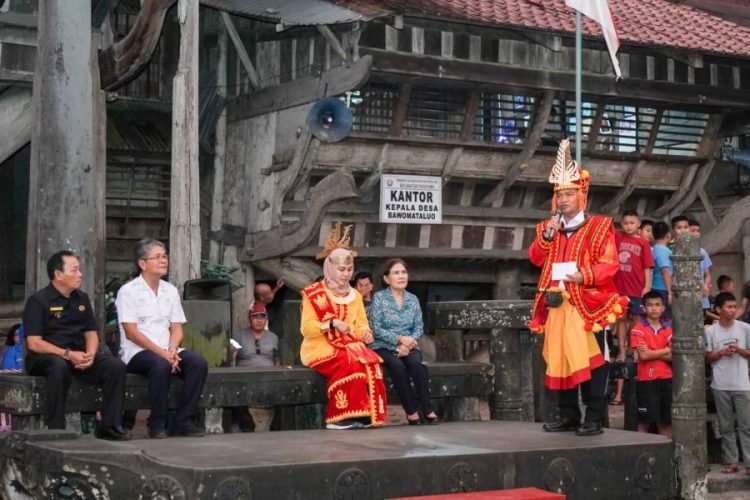 Penjabat (Pj) Gubernur Sumatera Utara (Sumut) Hassanudin bersama Pj Ketua Tim Penggerak Pemberdayaan Kesejahteraan Keluarga (TP PKK) Sumut Dessy Hassanudin mengunjungi Desa Bawomataluo, Kabupaten Nias Selatan, Kamis (16/11).  (DISKOMINFO SUMUT)
