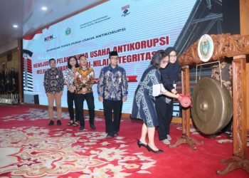 Kepala Biro Perekonomian Sekretariat Daerah Provinsi Sumut Poppy Marulita Hutagalung mewakili  Penjabat (Pj) Gubernur Sumut Hassanudin, membuka  Bimbingan Teknis (Bimtek) Dunia Usaha Antikorupsi di Aula Tengku Rizal Nurdin Rumah Dinas Gubernur  Jalan Sudirman Nomor 41 Medan, Kamis (16/11).  (Diskominfo Sumut)