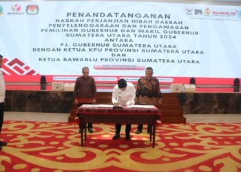 Penjabat (Pj) Gubernur Sumatera Utara (Sumut) Hassanudin menandatangani Naskah Perjanjian Hibah Daerah bersama Ketua KPU Sumut Agus Arifin dan Ketua Bawaslu Sumut Aswin Diapari Lubis, tentang pengawasan dan penyelenggaraan Pemilihan Gubernur (Pilgub) Sumut Tahun 2024, di Aula Raja Inal Siregar Kantor Gubsu Jalan Diponegoro Nomor 30 Medan, Rabu (15/11). (Diskominfo Sumut)