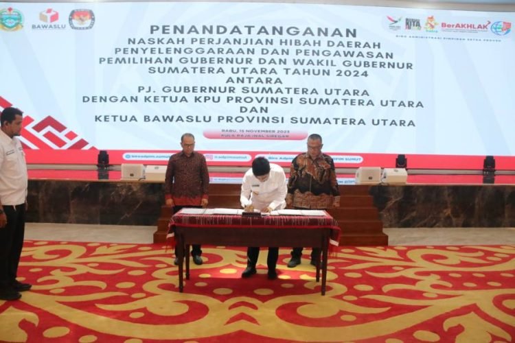 Penjabat (Pj) Gubernur Sumatera Utara (Sumut) Hassanudin menandatangani Naskah Perjanjian Hibah Daerah bersama Ketua KPU Sumut Agus Arifin dan Ketua Bawaslu Sumut Aswin Diapari Lubis, tentang pengawasan dan penyelenggaraan Pemilihan Gubernur (Pilgub) Sumut Tahun 2024, di Aula Raja Inal Siregar Kantor Gubsu Jalan Diponegoro Nomor 30 Medan, Rabu (15/11). (Diskominfo Sumut)