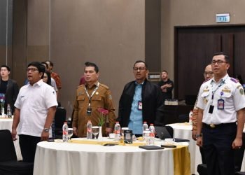 Kadis Kominfo Provinsi Sumatera Utara (Sumut) Ilyas Sitorus bersama Kadishub Provinsi Sumut Agustinus, Kadiskes Provinsi Sumut Alwi Mujahit Hasibuan, serta Direktur Ekonomi Digital Kementerian Kominfo Republik Indonesia Bonifasius, pada acara Networking Session HUB.ID Accelerator 2023 di Hotel Santika Premiere Dyandra, Medan,  Selasa (14/11). (Diskominfo Sumut)