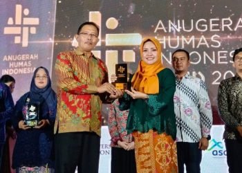 Kepala Humas, Promosi dan Protokoler Amalia Meutia MPsi Psikolog saat menerima 2 penghargaan. 