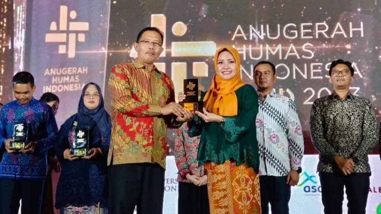 Kepala Humas, Promosi dan Protokoler Amalia Meutia MPsi Psikolog saat menerima 2 penghargaan.