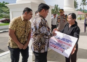 Penjabat (Pj) Gubernur Sumatera Utara (Sumut) Hassanudin menyerahkan bantuan untuk masyarakat Nias dan meresmikan pembangunan Kantor DPRD Nias di Desa Somi, Kecamatan Gido Kabupaten Nias, Jumat (17/11).  (DISKOMINFO SUMUT)