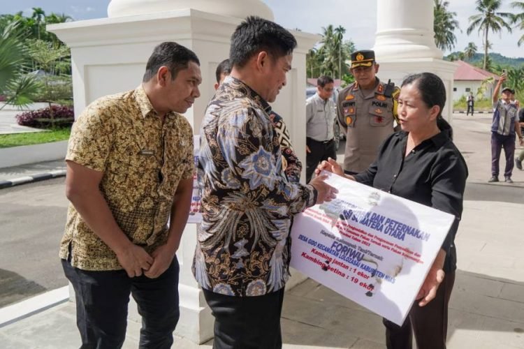 Penjabat (Pj) Gubernur Sumatera Utara (Sumut) Hassanudin menyerahkan bantuan untuk masyarakat Nias dan meresmikan pembangunan Kantor DPRD Nias di Desa Somi, Kecamatan Gido Kabupaten Nias, Jumat (17/11).  (DISKOMINFO SUMUT)
