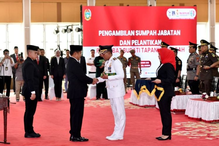 Penjabat (Pj) Gubernur Sumatera Utara (Sumut) Hassanudin melantik Sugeng Riyanta sebagai Pj Bupati Tapanuli Tengah (Tapteng) di Aula Tengku Rizal Nurdin, Jalan Sudirman, Rabu (15/11). Pada kesempatan tersebut, TP PKK Sumut Dessy Hassanudin juga melantik Pj Ketua TP PKK Tapteng Ade Riana Wiranti. (Diskominfo Sumut)