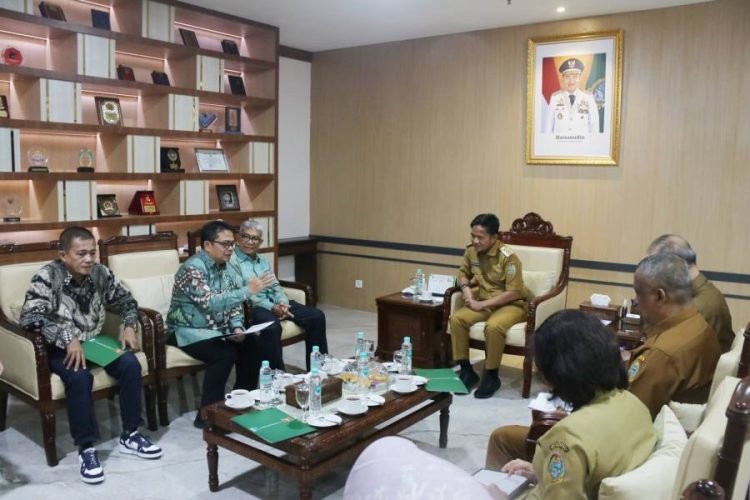 Pj Gubernur Sumut Hassanudin saat menerima kunjungan Komisaris Utama PT KIM Nurdin Lubis,  Direktur Utama PT KIM Daly Mulyana, dan jajaran direksi lainnya di ruang kerja, Kantor Gubernur Sumut, Jalan Pangeran Dipenogoro Medan, Selasa (14/11).   
(Diskominfo Sumut)