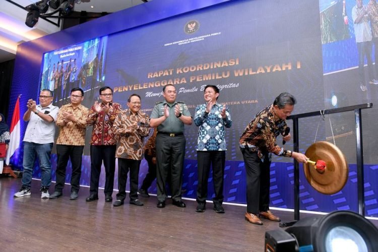 Pj. Gubernur Sumut Hassanudin menghadiri Rapat Koordinasi Penyelenggara Pemilu Wilayah I yang diselenggarakan Dewan Kehormatan  Penyelenggara Pemilihan Umum Republik Indonesia (DKPPU RI) di Ballroom Hotel Le Polonia, Jalan Sudirman, Medan, Rabu (30/11/2023). (Diskominfo Sumut)