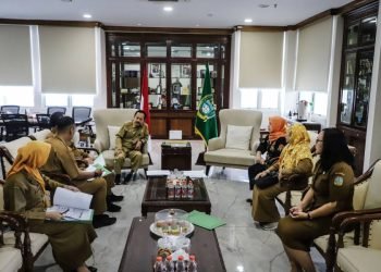 Sekretaris Daerah Provinsi (Sekdaprov) Sumut Arief S Trinugroho menerima Kepala Dinas Kesehatan (Dinkes) Sumut Alwi Mujahit Hasibuan, di ruang kerjanya, Kantor Gubernur Sumut, Jalan Pangeran Dipenogoro Nomor 30 Medan, Selasa (14/11).  (DISKOMINFO SUMUT)