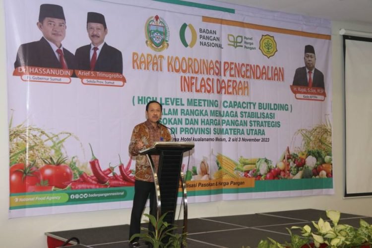 Sekretaris Daerah Provinsi Sumatera Utara (Sumut) Arief S Trinugroho menghadiri Rapat Koordinasi (Rakor) Pengendalian Inflasi Daerah  Kabupaten/Kota se-Sumut dalam rangka menjaga stabilitasi pasokan dan harga pangan strategis di Sumatera Utara, di D'Prima Hotel Jalan Sultan Serdang Nomor 88  Tumpatan Nibung, Kec. Batang Kuis, Kab. Deliserdang, Kamis (2/11) malam.  (DISKOMINFO SUMUT)
