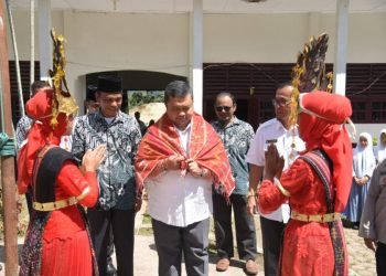 Bupati Tapsel Dolly Pasaribu diulosi saat di SMA 1 Angkola Selatan. (IST)