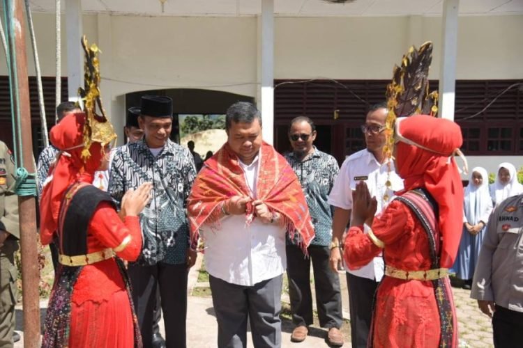Bupati Tapsel Dolly Pasaribu diulosi saat di SMA 1 Angkola Selatan. (IST)