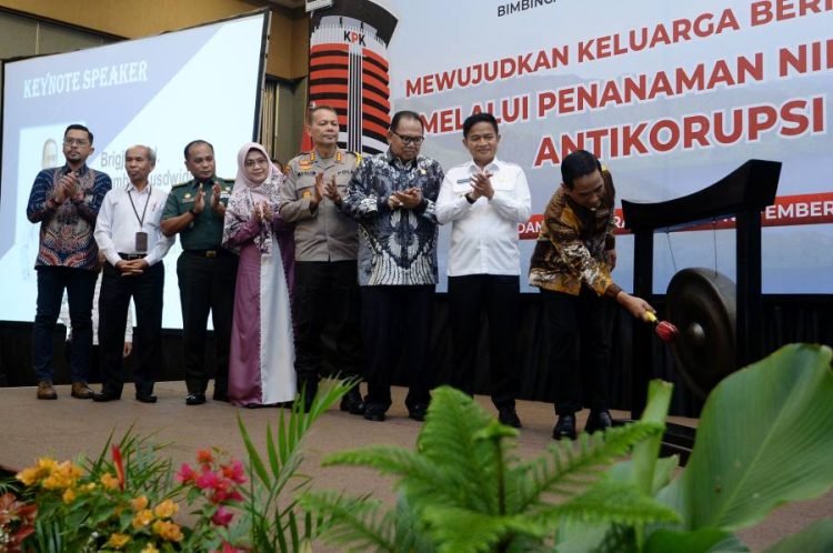 Pj Gubernur Sumatera Utara (Sumut) Hassanudin menghadiri pembukaan Bimbingan Teknis mewujudkan keluarga berintegritas melalui penanaman nilai-nilai antikorupsi yang merupakan kerja sama antara Pemerintah Provinsi Sumut dan KPK di Ballroom Hotel Santika Dyandra, Jalan Kapten Maulana Lubis Kota Medan, Rabu (15/11). (Diskominfo Sumut)