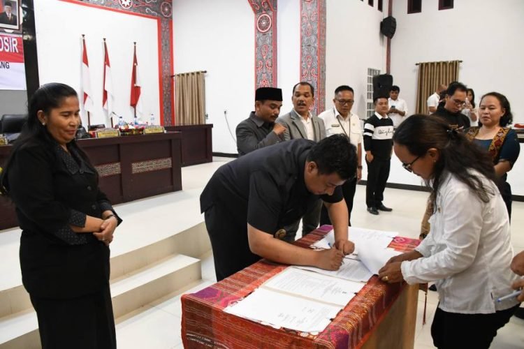 Penandatanganan persetujuan ranperda APBD Kabupaten Samosir.(Suriono Brandoi)