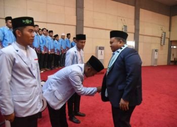 Bupati Tapsel Dolly Pasaribu memberikan selamat pada ketua DPD. BKPRMI Tapsel Ranto Bangun Harahap dan pengurus lainnya. (IST)