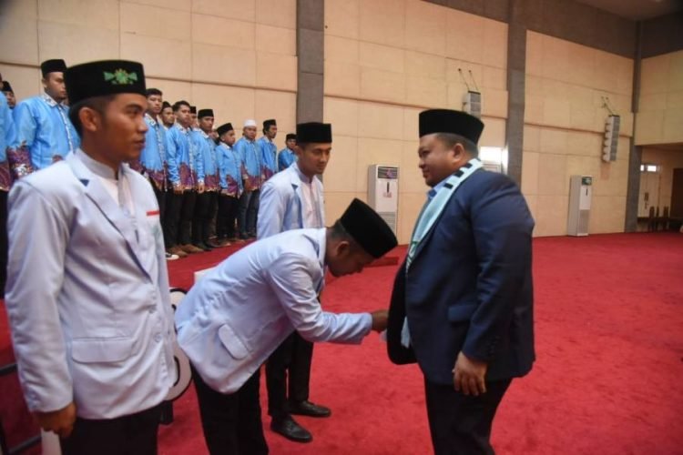 Bupati Tapsel Dolly Pasaribu memberikan selamat pada ketua DPD. BKPRMI Tapsel Ranto Bangun Harahap dan pengurus lainnya. (IST)