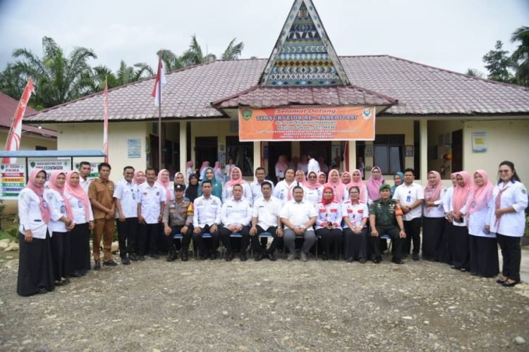 Bupati Tapsel Dolly Pasaribu foto bersama dengan Tim surve Re- Akreditasi dan tenaga kesehatan puskesmas Sangkunur. (IST)