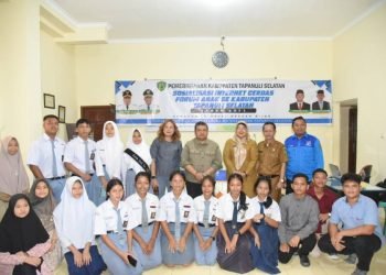 Bupati Tapsel Dolly Pasaribu foto bersama dengan peserta Sosialisasi Internet Cerdas. (IST)