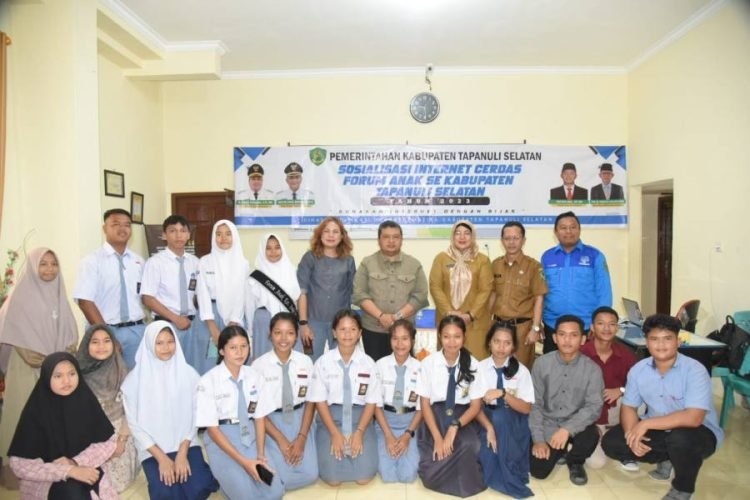Bupati Tapsel Dolly Pasaribu foto bersama dengan peserta Sosialisasi Internet Cerdas. (IST)