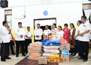 Bupati Samosir memantau pelayanan dapur umum bagi korban banjir bandang. (Suriono Brandoi)