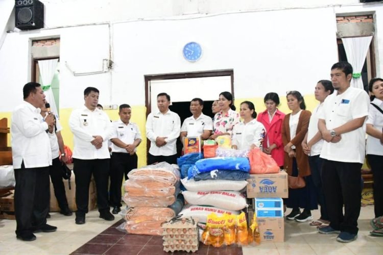 Bupati Samosir memantau pelayanan dapur umum bagi korban banjir bandang. (Suriono Brandoi)