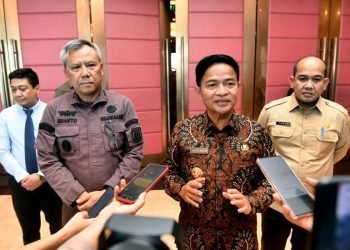 Pj Gubernur Sumut Hassanudin bersama Kajati Sumut Idianto menyaksikan Penandatangan Kesepakatan Bersama Antara UPTD Pependa Bapenda dan Kejari se-Sumut pada acara Rapat Koordinasi Kerja sama UPTD Pependa Bapenda dan Kejari se Sumut yang diselenggarakan di Ballroom Hotel Granf Mercure, Jalan Sutomo, Medan, Kamis (9/11/2023). (Diskominfo Sumut)
